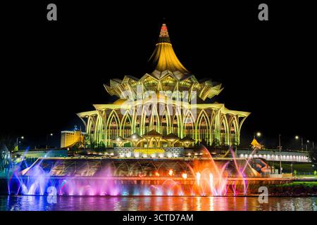 Fontaine d'eau colorée devant le bâtiment moderne du parlement à Bornéo Banque D'Images