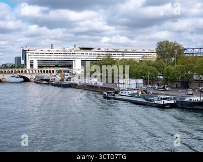 Vue depuis la passerelle Simone-de-Beauvoir en direction du Pont de Bercy à Paris Banque D'Images