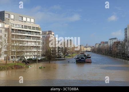 Rennes (Bretagne, nord-ouest de la France), le 27 janvier 2025 : crue historique de l'Ille et de la Vilaine. Vue depuis le pont Malakoff : bui Banque D'Images
