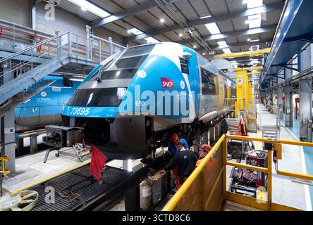 Clermont-Ferrand (centre de la France) : atelier Centre Brezet pour la maintenance locale des trains. Train en cours de maintenance Banque D'Images