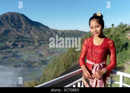 Portrait de femme balinaise avec Mt. Vue Batur à Kintamani, Bali, Indonésie Banque D'Images
