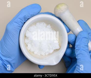 Le persulfate d'ammonium APS est le composé inorganique. Banque D'Images