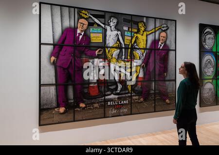 Londres, Royaume-Uni. 06 octobre 2025. LONDRES, ROYAUME-UNI - 06 OCTOBRE 2025 : un membre du personnel regarde 'BELL LANE', 2020, de Gilbert Prousch et George Passmore du duo artistique collaboratif Gilbert & George lors d'un appel photo pour l'exposition '21ST CENTURY PICTURES' à la Hayward Gallery à Londres, Royaume-Uni, le 06 octobre 2025. L'exposition, du 7 octobre 2025 au 11 janvier 2026, présente le parcours artistique de Gilbert & George, mettant en lumière les nouvelles images créées depuis le début du millénaire. (Photo de Wiktor Szymanowicz/NurPhoto) crédit : NurPhoto SRL/Alamy Live News Banque D'Images