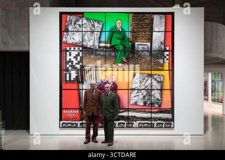 Londres, Royaume-Uni. 06 octobre 2025. LONDRES, ROYAUME-UNI - 06 OCTOBRE 2025 : les artistes Gilbert Prousch (R) et George Passmore du duo artistique collaboratif Gilbert & George posent avec leur œuvre intitulée 'BAGRAVE', 2020, lors d'un appel photo pour l'exposition '21ST CENTURY PICTURES' à la Hayward Gallery à Londres, Royaume-Uni, le 06 octobre 2025. L'exposition, du 7 octobre 2025 au 11 janvier 2026, présente le parcours artistique de Gilbert & George, mettant en lumière les nouvelles images créées depuis le début du millénaire. (Photo de Wiktor Szymanowicz/NurPhoto) crédit : NurPhoto SRL/Alamy Live News Banque D'Images