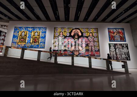 Londres, Royaume-Uni. 06 octobre 2025. LONDRES, ROYAUME-UNI - 06 OCTOBRE 2025 : les membres du personnel regardent les œuvres de Gilbert Prousch et George Passmore du duo artistique collaboratif Gilbert & George lors d'un appel photo pour l'exposition « 21ST CENTURY PICTURES » à la Hayward Gallery à Londres, Royaume-Uni, le 06 octobre 2025. L'exposition, du 7 octobre 2025 au 11 janvier 2026, présente le parcours artistique de Gilbert & George, mettant en lumière les nouvelles images créées depuis le début du millénaire. (Photo de Wiktor Szymanowicz/NurPhoto) crédit : NurPhoto SRL/Alamy Live News Banque D'Images
