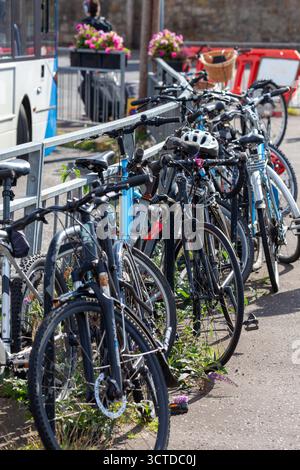 Vélos verrouillés à des rampes à l'extérieur de la gare routière de St Andrews, Fife, Écosse Banque D'Images