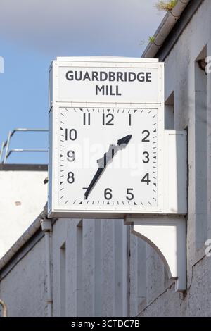 Horloge de Guardbridge Mill devant une papeterie maintenant désaffectée à Guardbridge, Fife, Écosse Banque D'Images