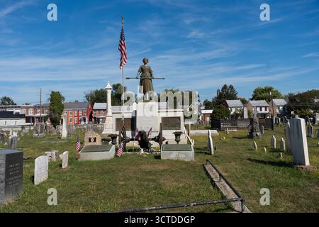Carlisle, Pennsylvanie, États-Unis – 4 octobre 2025 : tombe de Molly McCauley, mieux connue sous le nom de Molly Pitcher dans le vieux cimetière. Une statue de Molly, debout alon Banque D'Images