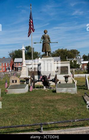 Carlisle, Pennsylvanie, États-Unis – 4 octobre 2025 : tombe de Molly McCauley, mieux connue sous le nom de Molly Pitcher dans le vieux cimetière. Une statue de Molly, debout alon Banque D'Images
