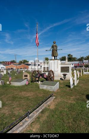 Carlisle, Pennsylvanie, États-Unis – 4 octobre 2025 : tombe de Molly McCauley, mieux connue sous le nom de Molly Pitcher dans le vieux cimetière. Une statue de Molly, debout alon Banque D'Images