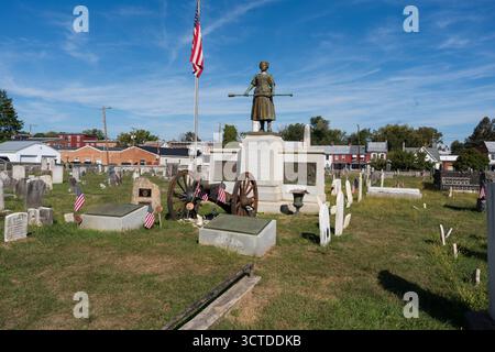 Carlisle, Pennsylvanie, États-Unis – 4 octobre 2025 : tombe de Molly McCauley, mieux connue sous le nom de Molly Pitcher dans le vieux cimetière. Une statue de Molly, debout alon Banque D'Images
