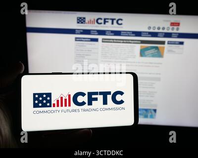 Stuttgart, Allemagne - 29-09-09 2025 : personne tenant un smartphone avec le logo de Commodity futures Trading Commission (CFTC) sur l'écran devant le site Web. Banque D'Images