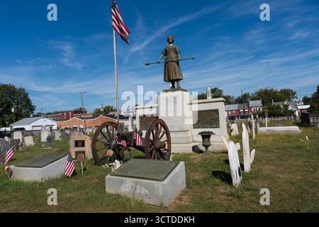 Carlisle, Pennsylvanie, États-Unis – 4 octobre 2025 : tombe de Molly McCauley, mieux connue sous le nom de Molly Pitcher dans le vieux cimetière. Une statue de Molly, debout alon Banque D'Images