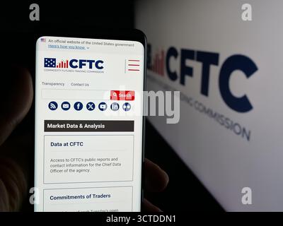 Stuttgart, Allemagne - 29-09-09 2025 : personne tenant un smartphone avec la page web de Commodity futures Trading Commission (CFTC) sur l'écran devant le logo. Banque D'Images