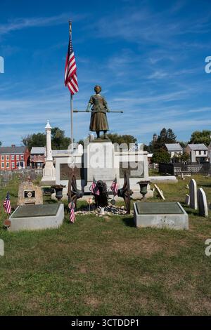 Carlisle, Pennsylvanie, États-Unis – 4 octobre 2025 : tombe de Molly McCauley, mieux connue sous le nom de Molly Pitcher dans le vieux cimetière. Une statue de Molly, debout alon Banque D'Images