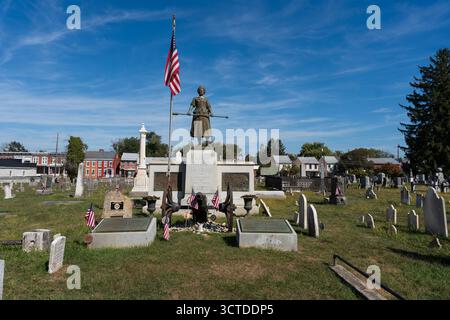 Carlisle, Pennsylvanie, États-Unis – 4 octobre 2025 : tombe de Molly McCauley, mieux connue sous le nom de Molly Pitcher dans le vieux cimetière. Une statue de Molly, debout alon Banque D'Images