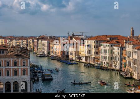 Vue surélevée sur le Grand canal dans la ville de Venise, Italie. Banque D'Images