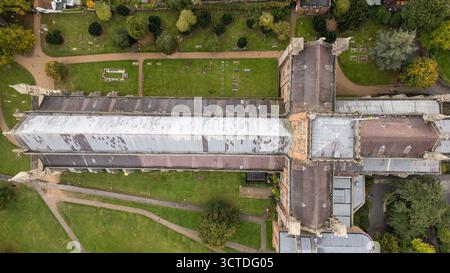 Photo aérienne de la cathédrale St Albans avec drone de haut en bas montrant les détails du toit et l'architecture historique dans le Hertfordshire, en Angleterre. Banque D'Images