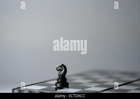 Pièces d'échecs sur un échiquier, faible profondeur de champ. Banque D'Images