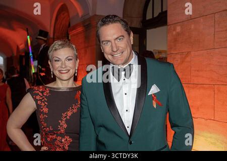 Die SAT1-Frühstücks-Fernsehen Moderatoren Benjamin Bieneck und Karen Heinrichs kommen zur 17.HOPE Gala ins Schauspielhaus Dresde. Die HOPE-Gala Dresden ist eine Benefizveranstaltung, die das Kinderprojekt HOPE Cape Town in Südafrika in seinem engagement für Gesundheit, Förderung und Bildung von Kindern und Jungen Erwachsenen in den townships rund um Kapstadt unterstützt. DAS Projekt HOPE Cape Town wurde 2001 gegründet. War es anfangs das Hauptanliegen, an AIDS erkrankte Kinder mit Medikamenten zu versorgen und unmittelbar Leben zu retten, verfolgt die Organisation heute einen ganzheitlichen A Banque D'Images