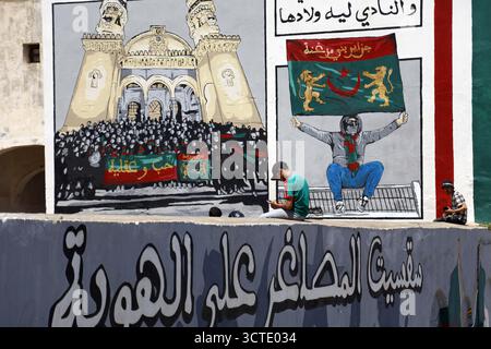 Alger, Algérie. 25 mai 2025. Photo prise le 25 mai 2025, montrant un mur dans la vieille ville d'Alger, la Casbah, désignée par l'UNESCO, peinte aux couleurs du Mouloudia Club d'Alger, MC Alger, l'équipe la plus populaire d'Algérie. Photo de Billel Bensalem/APP/ABACAPRESS.COM crédit : Abaca Press/Alamy Live News Banque D'Images