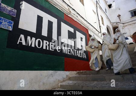 Alger, Algérie. 25 mai 2025. Photo prise le 25 mai 2025, montrant un mur dans la vieille ville d'Alger, la Casbah, désignée par l'UNESCO, peinte aux couleurs du Mouloudia Club d'Alger, MC Alger, l'équipe la plus populaire d'Algérie. Photo de Billel Bensalem/APP/ABACAPRESS.COM crédit : Abaca Press/Alamy Live News Banque D'Images