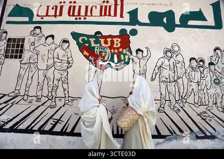 Alger, Algérie. 25 mai 2025. Photo prise le 25 mai 2025, montrant un mur dans la vieille ville d'Alger, la Casbah, désignée par l'UNESCO, peinte aux couleurs du Mouloudia Club d'Alger, MC Alger, l'équipe la plus populaire d'Algérie. Photo de Billel Bensalem/APP/ABACAPRESS.COM crédit : Abaca Press/Alamy Live News Banque D'Images