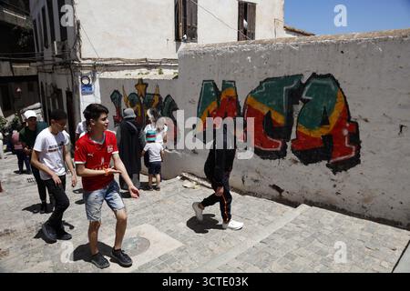Alger, Algérie. 25 mai 2025. Photo prise le 25 mai 2025, montrant un mur dans la vieille ville d'Alger, la Casbah, désignée par l'UNESCO, peinte aux couleurs du Mouloudia Club d'Alger, MC Alger, l'équipe la plus populaire d'Algérie. Photo de Billel Bensalem/APP/ABACAPRESS.COM crédit : Abaca Press/Alamy Live News Banque D'Images