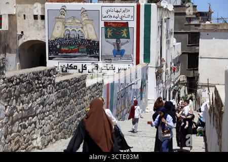 Alger, Algérie. 25 mai 2025. Photo prise le 25 mai 2025, montrant un mur dans la vieille ville d'Alger, la Casbah, désignée par l'UNESCO, peinte aux couleurs du Mouloudia Club d'Alger, MC Alger, l'équipe la plus populaire d'Algérie. Photo de Billel Bensalem/APP/ABACAPRESS.COM crédit : Abaca Press/Alamy Live News Banque D'Images