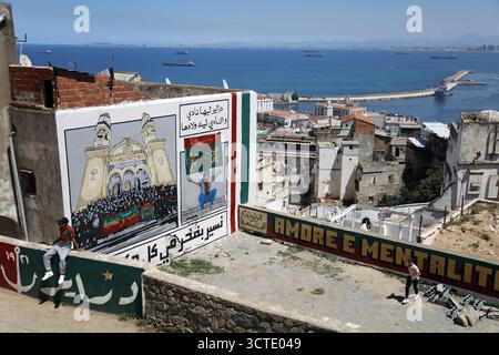 Alger, Algérie. 25 mai 2025. Photo prise le 25 mai 2025, montrant un mur dans la vieille ville d'Alger, la Casbah, désignée par l'UNESCO, peinte aux couleurs du Mouloudia Club d'Alger, MC Alger, l'équipe la plus populaire d'Algérie. Photo de Billel Bensalem/APP/ABACAPRESS.COM crédit : Abaca Press/Alamy Live News Banque D'Images