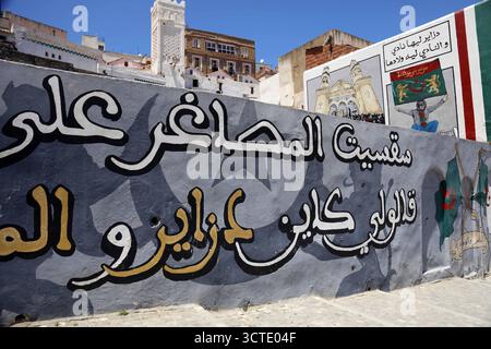Alger, Algérie. 25 mai 2025. Photo prise le 25 mai 2025, montrant un mur dans la vieille ville d'Alger, la Casbah, désignée par l'UNESCO, peinte aux couleurs du Mouloudia Club d'Alger, MC Alger, l'équipe la plus populaire d'Algérie. Photo de Billel Bensalem/APP/ABACAPRESS.COM crédit : Abaca Press/Alamy Live News Banque D'Images