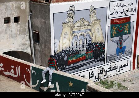 Alger, Algérie. 25 mai 2025. Photo prise le 25 mai 2025, montrant un mur dans la vieille ville d'Alger, la Casbah, désignée par l'UNESCO, peinte aux couleurs du Mouloudia Club d'Alger, MC Alger, l'équipe la plus populaire d'Algérie. Photo de Billel Bensalem/APP/ABACAPRESS.COM crédit : Abaca Press/Alamy Live News Banque D'Images