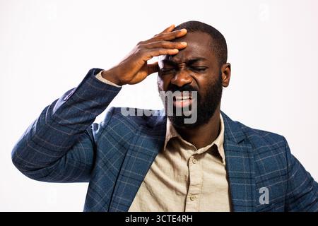 Portrait d'homme d'affaires afro-américain fatigué et épuisé. L'homme noir en costume d'affaires est debout et a mal à la tête. Banque D'Images