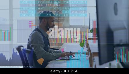 Analyste de données tapant sur le clavier et analysant les graphiques sur le moniteur dans le bureau moderne, avec des notes autocollantes Banque D'Images