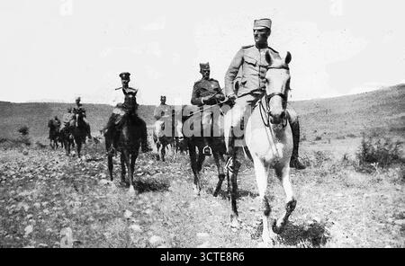 Image tirée du miroir, novembre 1916, montrant le prince héritier Alexandre de Serbie à cheval avec son entourage sur le sol serbe pendant la première Guerre mondiale. La photographie, prise après la libération du territoire serbe, représente le prince chevauchant vers les lignes de front, symbolisant la résilience et le leadership nationaux. Sa présence sur les terres récupérées a souligné la survie de la Serbie et sa résistance contre les forces austro-hongroises pendant les campagnes brutales des Balkans. Banque D'Images
