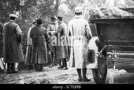 Le magazine le miroir, novembre 1916, représente le prince héritier Alexandre de Serbie en discussion avec le général français Maurice Sarrail et le général italien di Roreitti. Capturée sur le territoire serbe, la réunion met en lumière la coordination alliée pendant la première Guerre mondiale après la libération de Serbiaís. Cette image symbolise la coopération internationale, avec des dirigeants serbes, français et italiens qui s’unissent pour renforcer le front balkanique contre les forces austro-hongroises. Banque D'Images