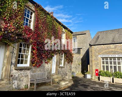 Downham village dans la vallée de Ribble, Lancashire, Angleterre et Downham Post Office Building Banque D'Images