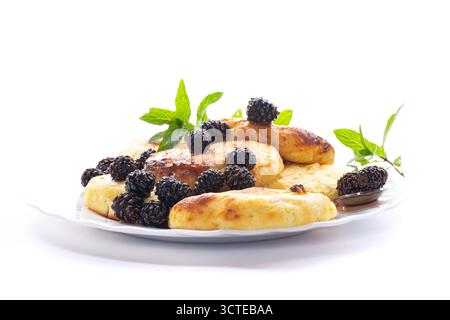 Crêpes laitières traditionnelles avec confiture de pommes de pin et feuilles de menthe. Banque D'Images
