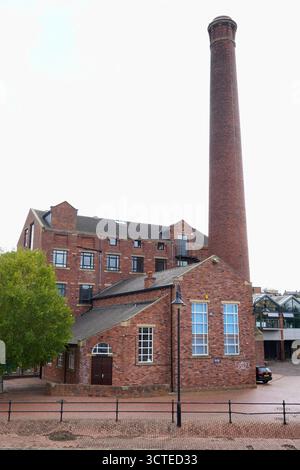 Cheminée victorienne en brique sur le côté du canal de Leeds et Liverpool. Banque D'Images