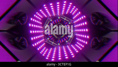 Un tunnel de lumières vibrant présente un motif tourbillonnant dans les tons de violet et de rose. La scène captive les spectateurs avec son design dynamique et coloré Banque D'Images