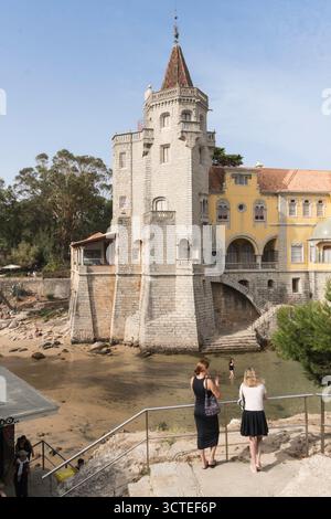 Visiteurs regardant le Musée des Comtes de Castro Guimarães à Cascais, Portugal Banque D'Images