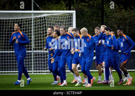 Zeist, pays-Bas. 06th Oct, 2025.ZEIST - L'équipe de l'équipe nationale néerlandaise lors d'une séance d'entraînement au campus KNVB. L'équipe néerlandaise se prépare pour les qualifications de la Coupe du monde contre Malte et la Finlande. ANP KOEN VAN WEEL crédit : ANP/Alamy Live News Banque D'Images