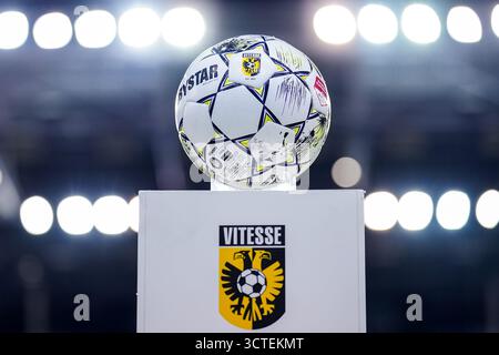Arnhem, pays-Bas. 06 octobre 2025. ARNHEM, 06-10-2025, GelreDome, saison 2025/2026, football néerlandais Keuken Kampioen Divisie, match entre vitesse et FC Den Bosch, photo montrant Derbystar Matchball avec le logo de vitesse crédit : Pro Shots/Alamy Live News Banque D'Images