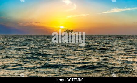 Coucher de soleil sur l'île solitaire de San Blas sur le territoire politiquement autonome de Guna au Panama. Mer tropicale turquoise, destination de voyage emblématique dans le centre Banque D'Images