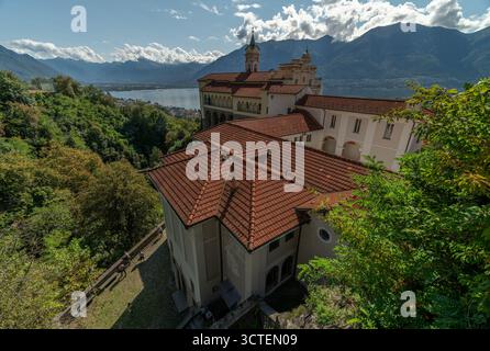 Journée chaude ensoleillée d'été avec des plantes vertes et un ciel bleu à Locarno Suisse 09 11 2025 Banque D'Images