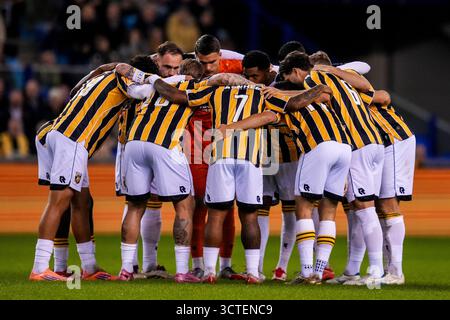 Arnhem, pays-Bas. 06 octobre 2025. ARNHEM, 06-10-2025, GelreDome, saison 2025/2026, Néerlandais Keuken Kampioen Divisie football, match entre vitesse et FC Den Bosch, la photo montre les joueurs vitesse former un caucus crédit : Pro Shots/Alamy Live News Banque D'Images
