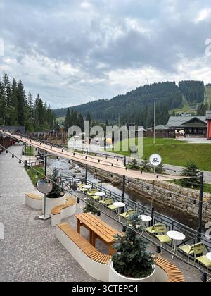 Paysage de montagne inspirant avec station de ski et vallée verdoyante sous des nuages spectaculaires. Concept parfait de voyage et d'aventure pour la promotion du tourisme. Banque D'Images