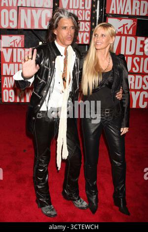 Joe Perry d'Aerosmith et son épouse Billie Perry arrivant aux MTV Video Music Awards 2009 au Radio City Music Hall de New York le 13 septembre 2009. Crédit photo : Henry McGee/MediaPunch Banque D'Images