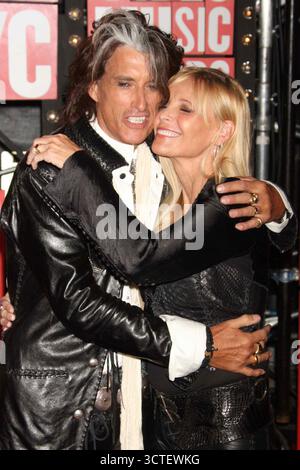 Joe Perry d'Aerosmith et son épouse Billie Perry arrivant aux MTV Video Music Awards 2009 au Radio City Music Hall de New York le 13 septembre 2009. Crédit photo : Henry McGee/MediaPunch Banque D'Images