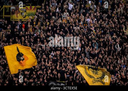 Arnhem, pays-Bas. 06 octobre 2025. ARNHEM, 06-10-2025, GelreDome, saison 2025/2026, Néerlandais Keuken Kampioen Divisie, match entre vitesse et FC Den Bosch, la photo montre les supporters de vitesse témoignent de leur soutien crédit : Pro Shots/Alamy Live News Banque D'Images